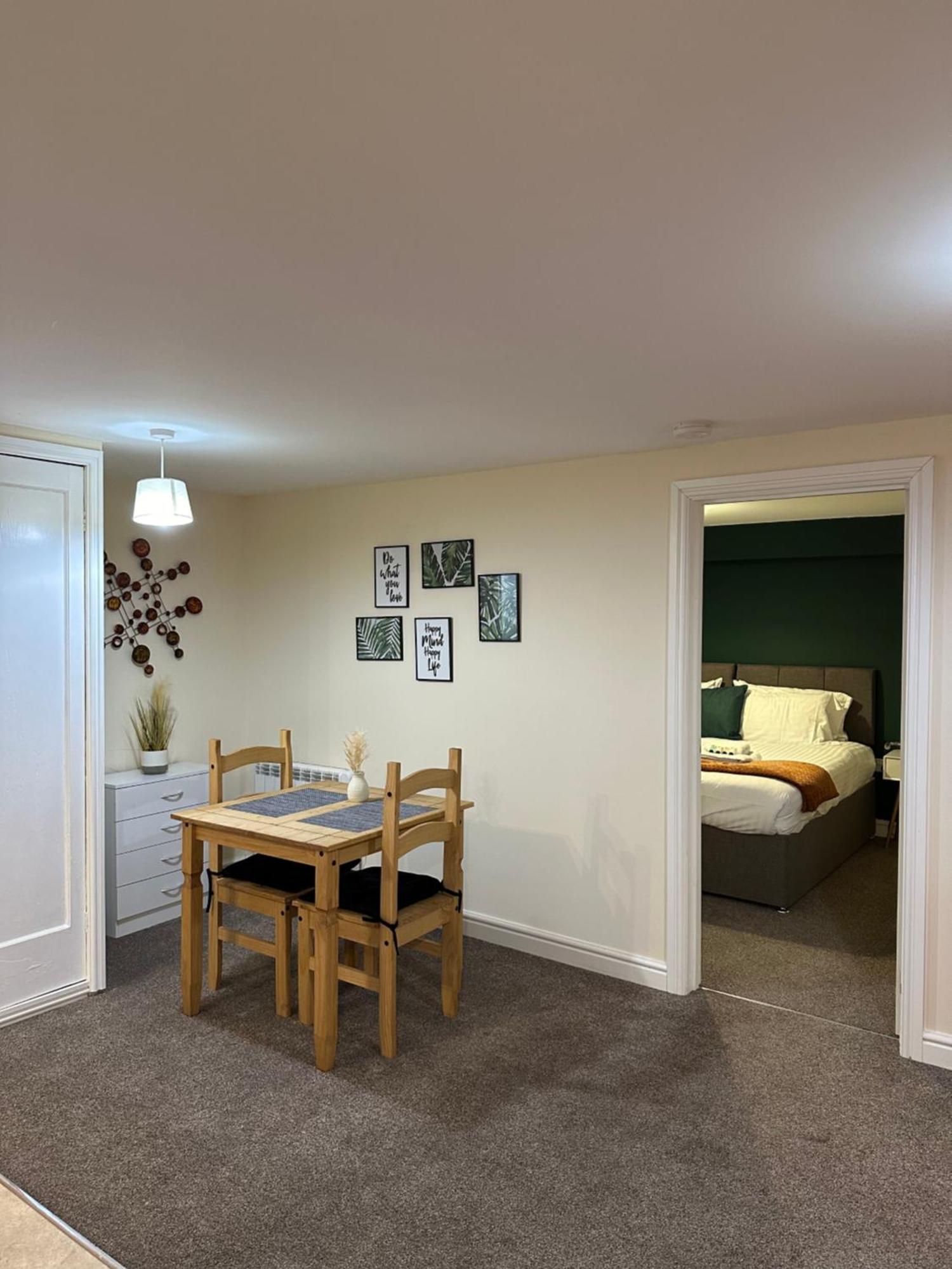 Ferienwohnung Orange Lilly In Stroud With Free Parking Exterior foto